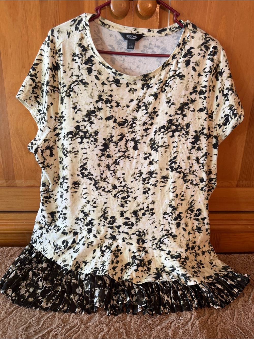 Simply Vera Wang Black & pale green/cream asymmetrical pleated ruffle hem top